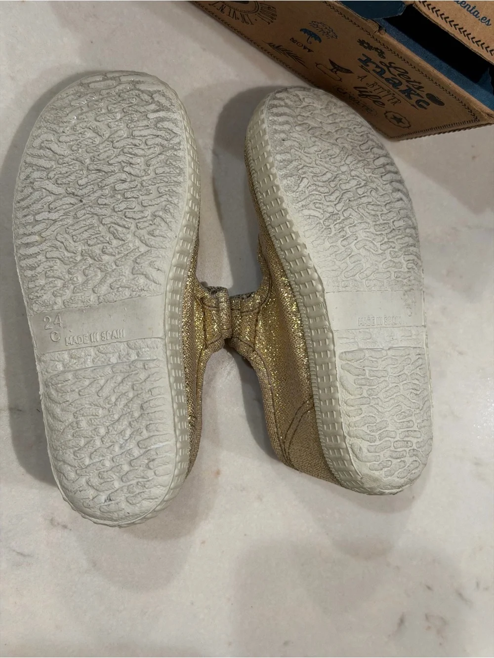 Cienta Gold Glitter Mary Jane Sandals for Kids